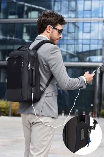 Plecak na laptopa Hugh Butler - Charles. Najnowsza wersja ma mniejsze i bardziej dyskretne wyjście USB wyposażone w port USB C.